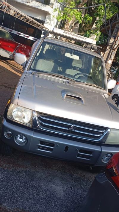 Mitsubishi Pajero thumbnail 1