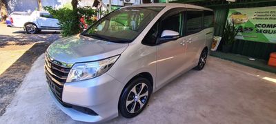 Toyota Noah thumbnail 1