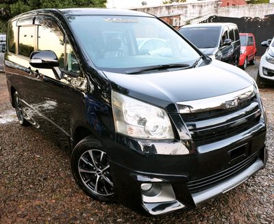 Toyota Noah thumbnail 1