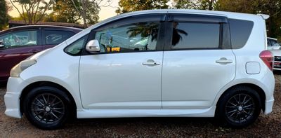 Toyota Ractis miniatura 2