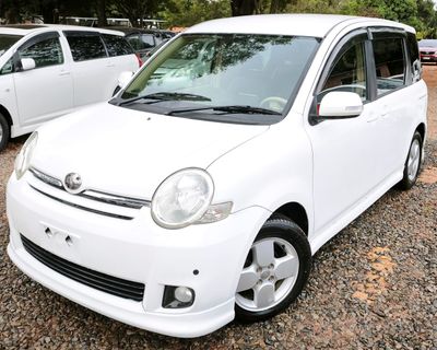 Toyota Sienta 2006