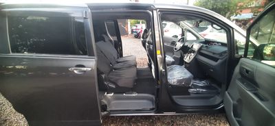 Toyota Noah thumbnail 1