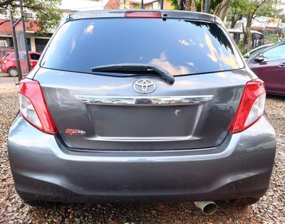Toyota Vitz miniatura 10