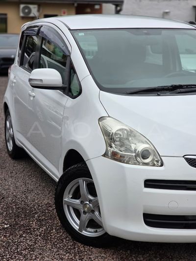 Toyota Ractis miniatura 2