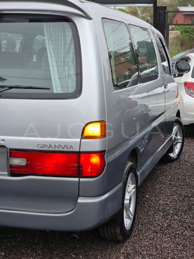 Toyota Granvia miniatura 13