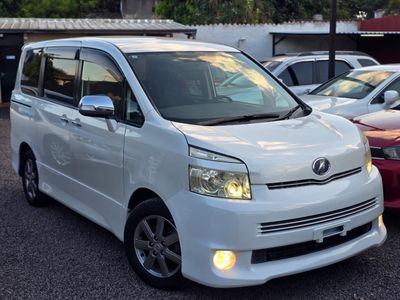 Toyota Voxy thumbnail 1