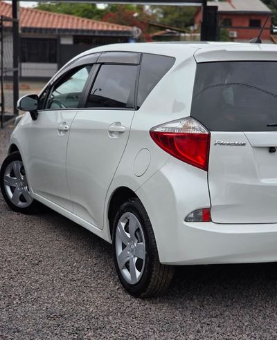Toyota Ractis miniatura 5