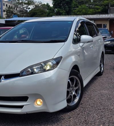 Toyota Wish thumbnail 1