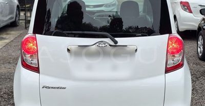 Toyota Ractis miniatura 6