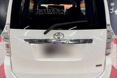 Toyota Voxy miniatura 6