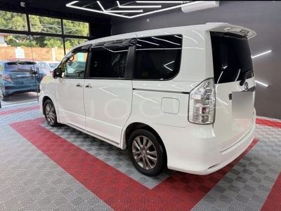 Toyota Voxy miniatura 4
