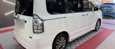 Toyota Voxy miniatura 5