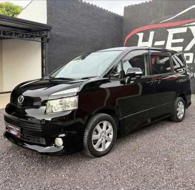 Toyota Voxy thumbnail 1