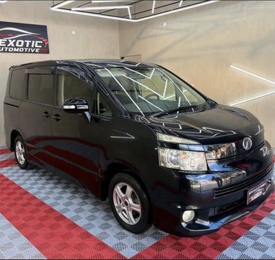 Toyota Voxy thumbnail 1
