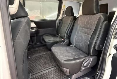 Toyota Voxy miniatura 8