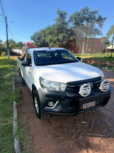 Toyota Hilux thumbnail 1