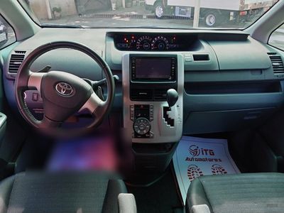 Toyota Voxy miniatura 9