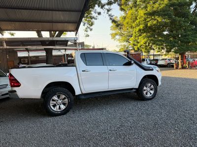 Toyota Hilux miniatura 6