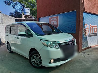 Toyota Noah thumbnail 1