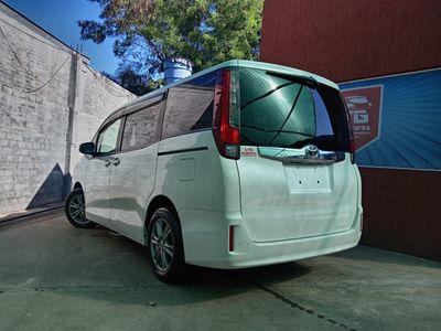Toyota Noah miniatura 20
