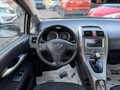 Toyota Auris miniatura 8