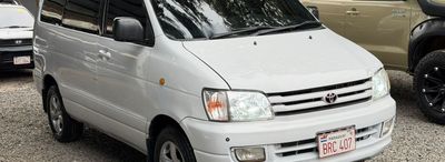 Toyota Noah thumbnail 1