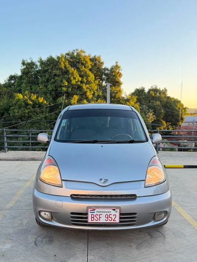 Toyota FunCargo thumbnail 1