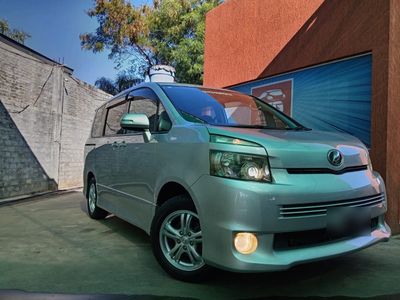 Toyota Voxy miniatura 2