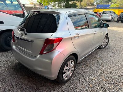 Toyota Vitz miniatura 2