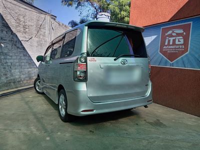 Toyota Voxy miniatura 5