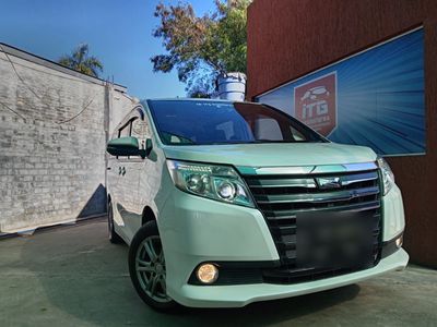 Toyota Noah miniatura 3