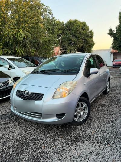 Toyota Vitz miniatura 2