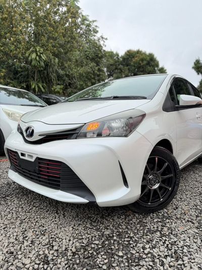 Toyota Vitz miniatura 2