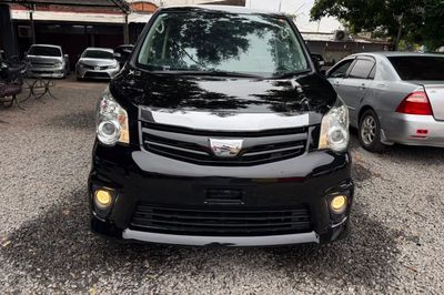 Toyota Noah thumbnail 1