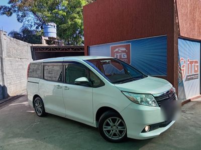 Toyota Noah miniatura 18