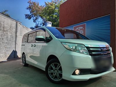 Toyota Noah miniatura 23