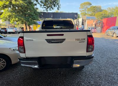 Toyota Hilux miniatura 7
