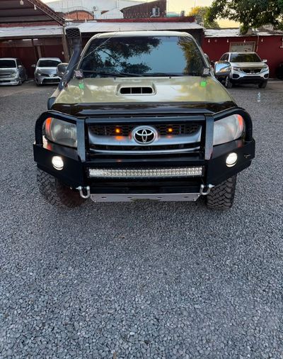 Toyota Hilux thumbnail 1