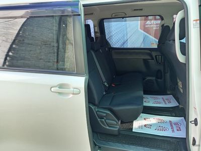 Toyota Noah miniatura 6