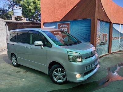 Toyota Voxy miniatura 7