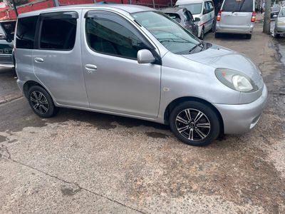 Toyota FunCargo miniatura 2