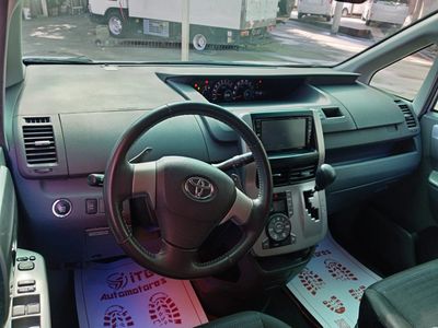 Toyota Voxy miniatura 3