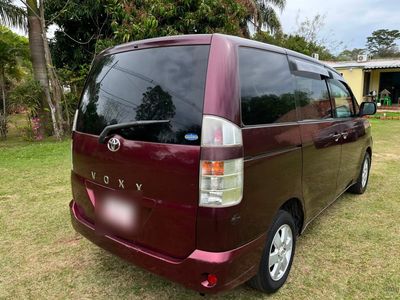 Toyota Voxy miniatura 3