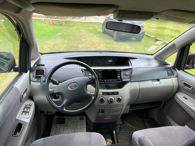 Toyota Voxy miniatura 2