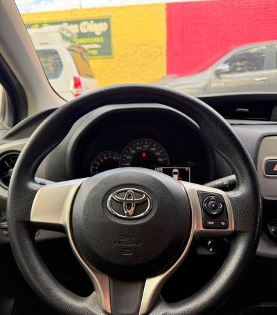 Toyota Vitz miniatura 12