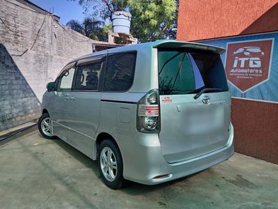 Toyota Voxy miniatura 6