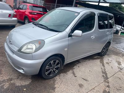 Toyota FunCargo miniatura 9