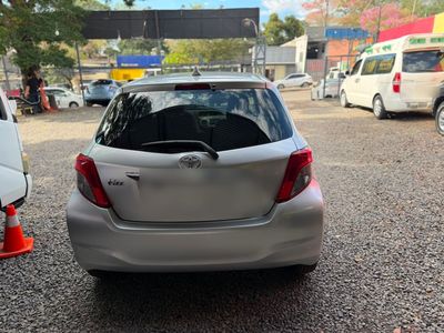 Toyota Vitz miniatura 3