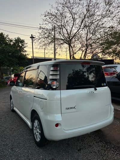 Toyota Sienta miniatura 3