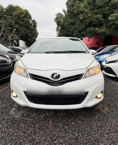 Toyota Vitz miniatura 2